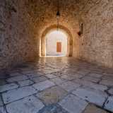 Qui, rivolto verso la via per Capurso, si innalza la Porta della Terra, accesso ad arco che attraversando le mura medievali...